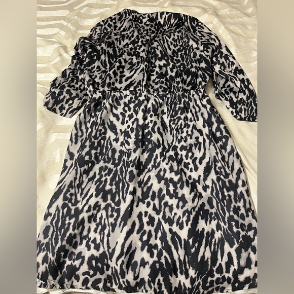 DYNAMITE Animal/Leopard Print Dress with front Pockets - Size XS. - Picture 3 of 5